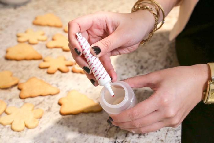 Coloring sugar with food coloring